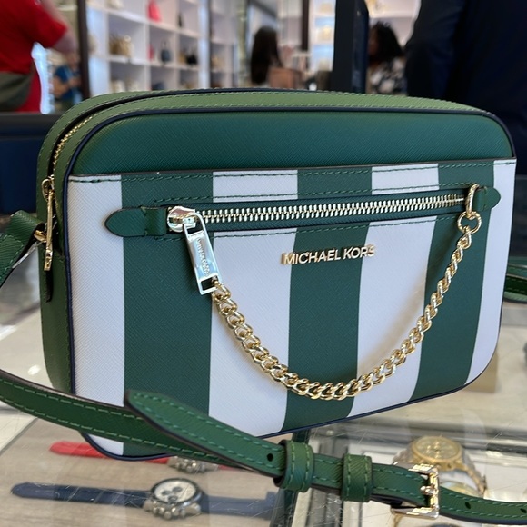 MICHAEL KORS
Jet Set Large EW Zip Chain XBody Saffiano Leather Crossbody Bag
NWT - Picture 13 of 16